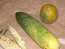 Зрелый плод Кукумелона (гибрид) внизу и дыни "См. суперсладкая"